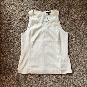 NWT. Banana Republic White V-neck Patterned Sleeveless Blouse Size 14
